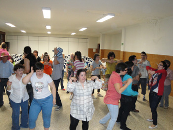 Momento de baile coreográfico grupal.